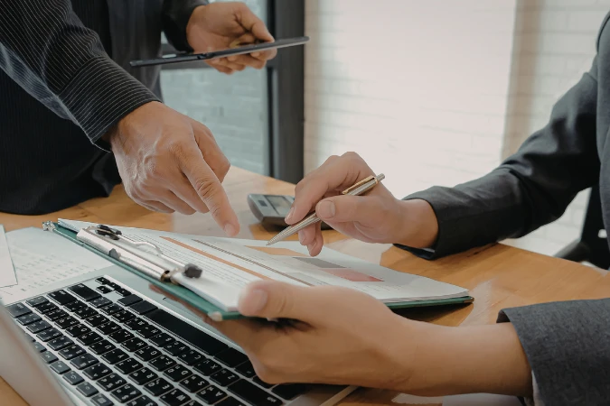 Profissionais analisando informações técnicas para tomar decisões com foco em prioridade e simplificação