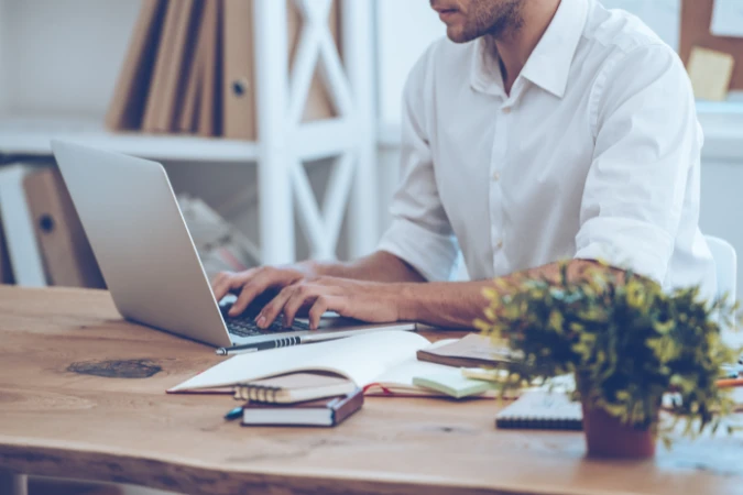 Profissional utilizando software de gestão de projetos para analisar dados e tomar decisões estratégicas.