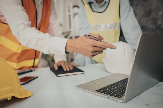 Equipe utilizando software de gestão para acompanhar projeto, compatibilização e execução