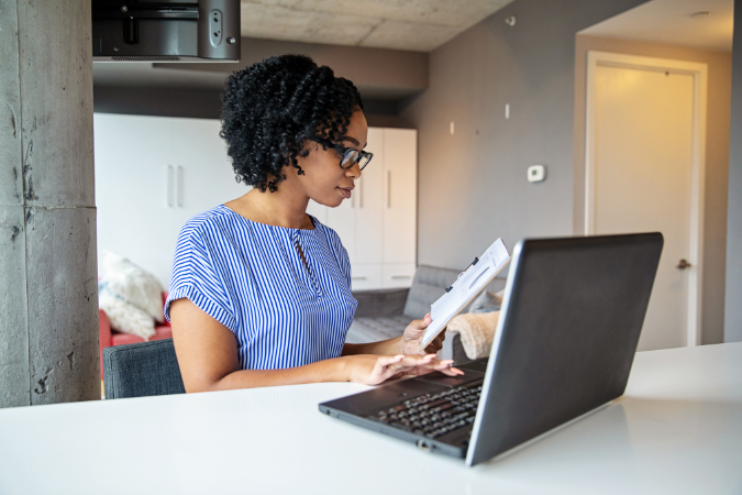 Profissional analisando dados e indicadores de desempenho em notebook durante gestão de projetos