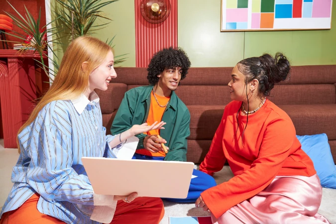 Profissionais conversando e analisando estratégias de negócio durante reunião de planejamento