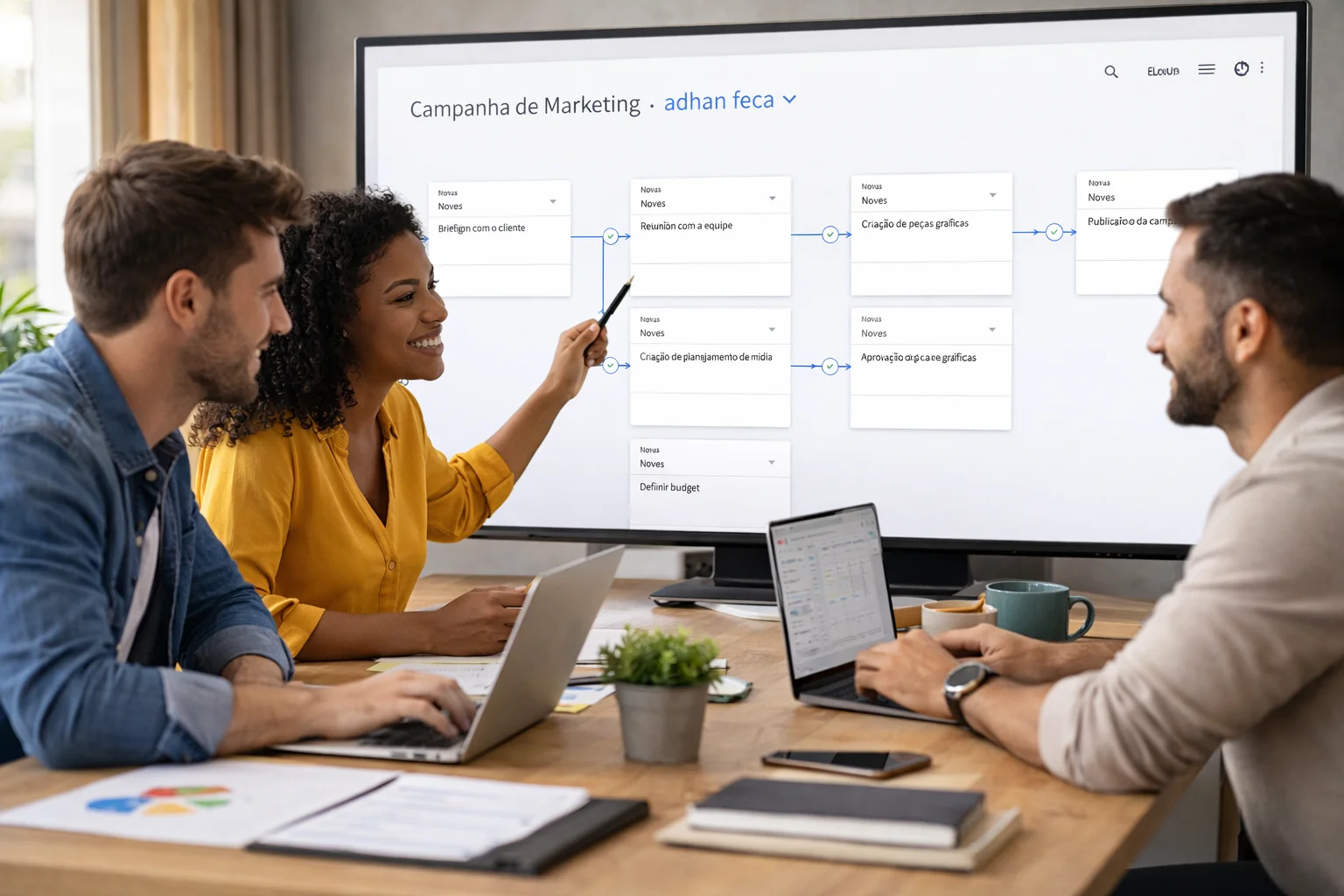 Equipe utilizando software de gestão de pauta com visualização de tarefas e fluxo de trabalho organizado