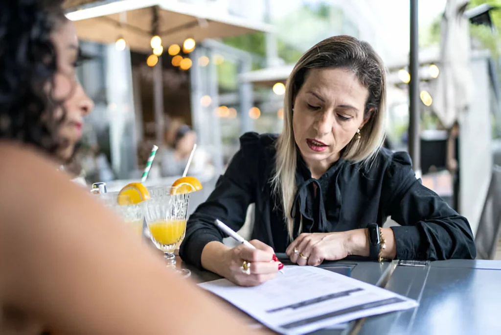Empresária em reunião com colega de trabalho em café