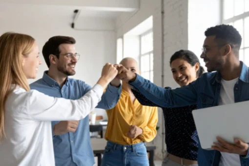 Dinâmicas de liderança: por que elas funcionam no desenvolvimento de líderes + 15 exemplos