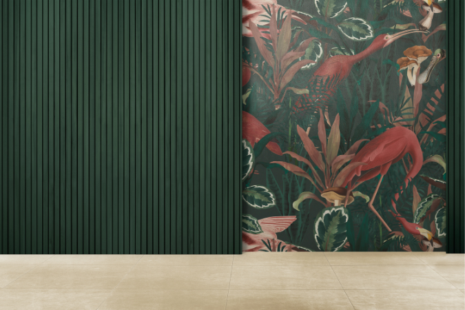 Parede com revestimento de papel de parede em estilo tropical, com folhas verdes e flamingos avermelhados, ao lado de uma parede de ripas verticais em verde escuro, sobre piso de porcelanato bege.
