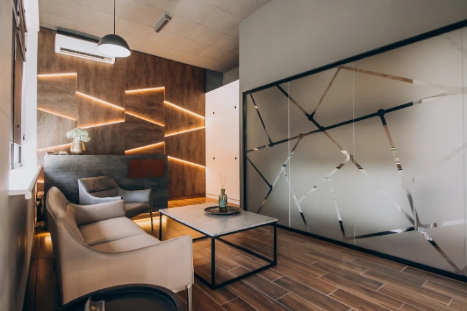Sala comercial moderna com iluminação embutida, móveis sob medida e decoração contemporânea
