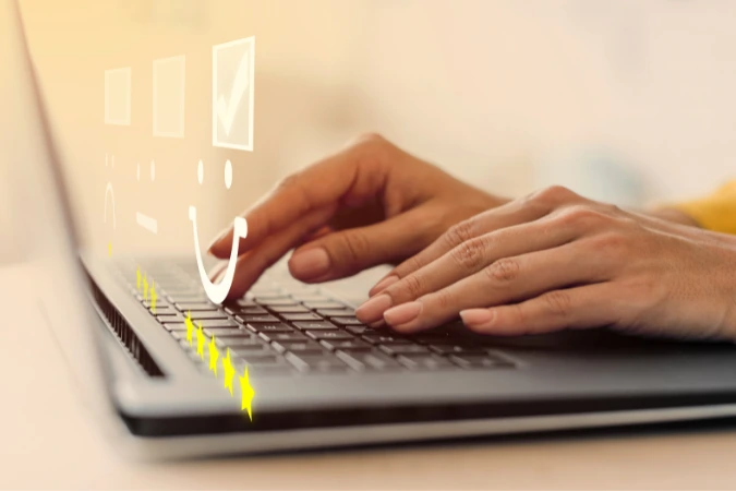 Mãos escrevendo em notebook com ícones de avaliação de satisfação e cinco estrelas na tela