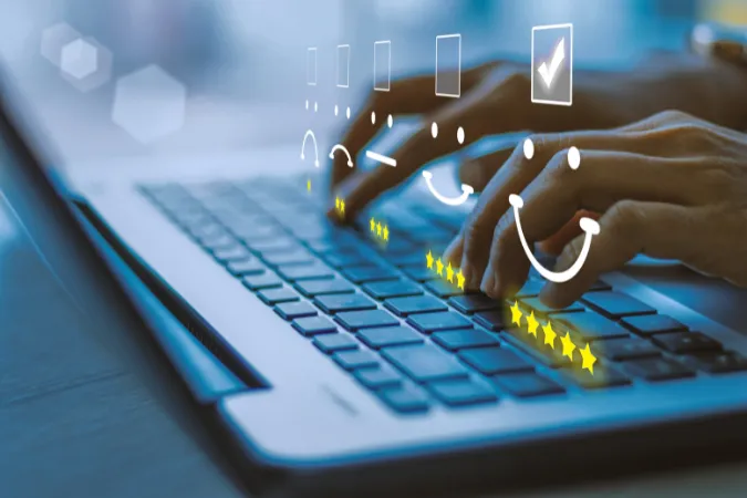 Mãos avaliando atendimento ao cliente com estrelas em teclado digital