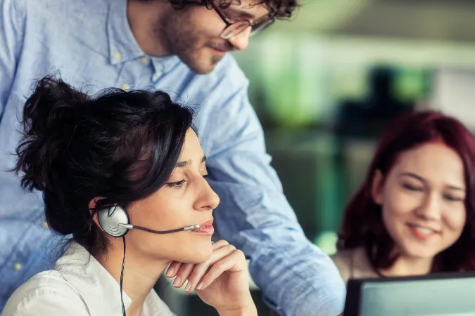 Equipe multidisciplinar utilizando ferramenta de atendimento ao cliente integrada à comunicação com clientes e tarefas.