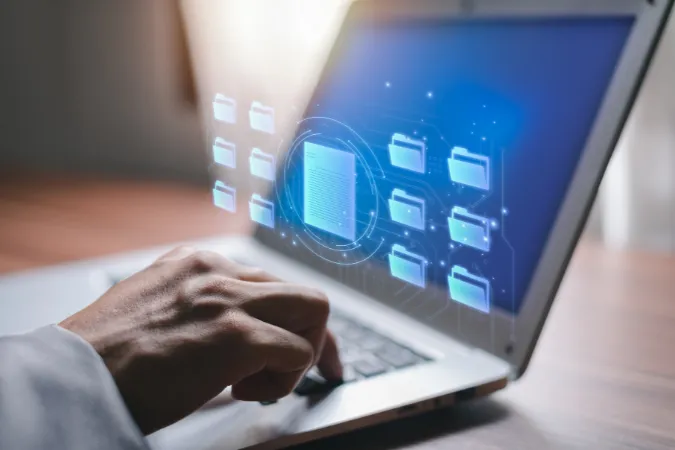 Tela de notebook com interface de pastas digitais e documentos técnicos organizados