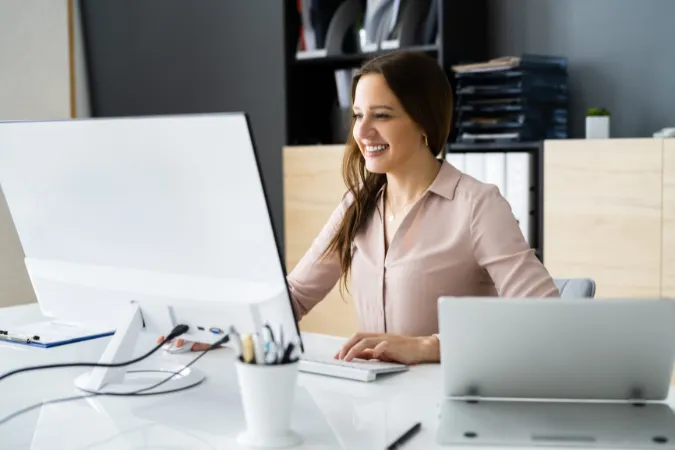 Mulher usando sistema digital para gerenciar documentos técnicos e tarefas de projeto